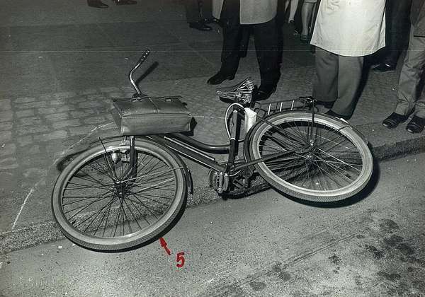 Fahrrad und Aktentasche von Rudi Dutschke liegen nach dem Attentat auf ihn am Straßenrand