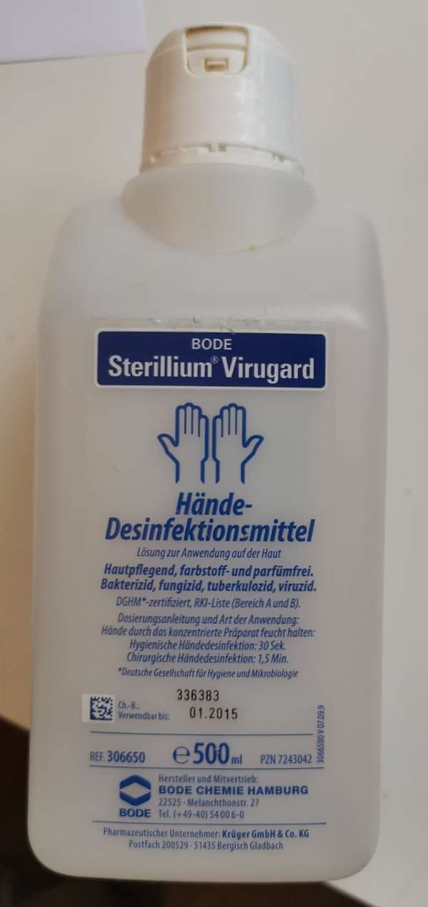 Eine 500 ml Flasche des Handdesinfektionsmittels Sterillium® Virugard der Firma BODE Chemie aus Hamburg.