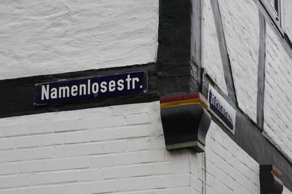 Straßenschild der Namenlosen Straße in Glückstadt an einem Haus Ecke Reichenstraße