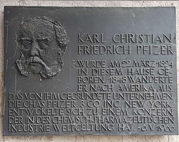 Gedenktafel mit einem Bild von Karl Pfizer und der Aufschrift: „Karl Christian Friedrich Pfizer wurde am 22. März 1824 in diesem Hause geboren. 1848 wanderte er nach Amerika aus. Das von ihm gegründete Unternehmen, die Chas. Pfizer & Co., Inc., New York, entwickelte sich zu einem Konzern, der in der chemisch-pharmazeutischen Industrie Weltgeltung hat. – 6. Mai 1966.“